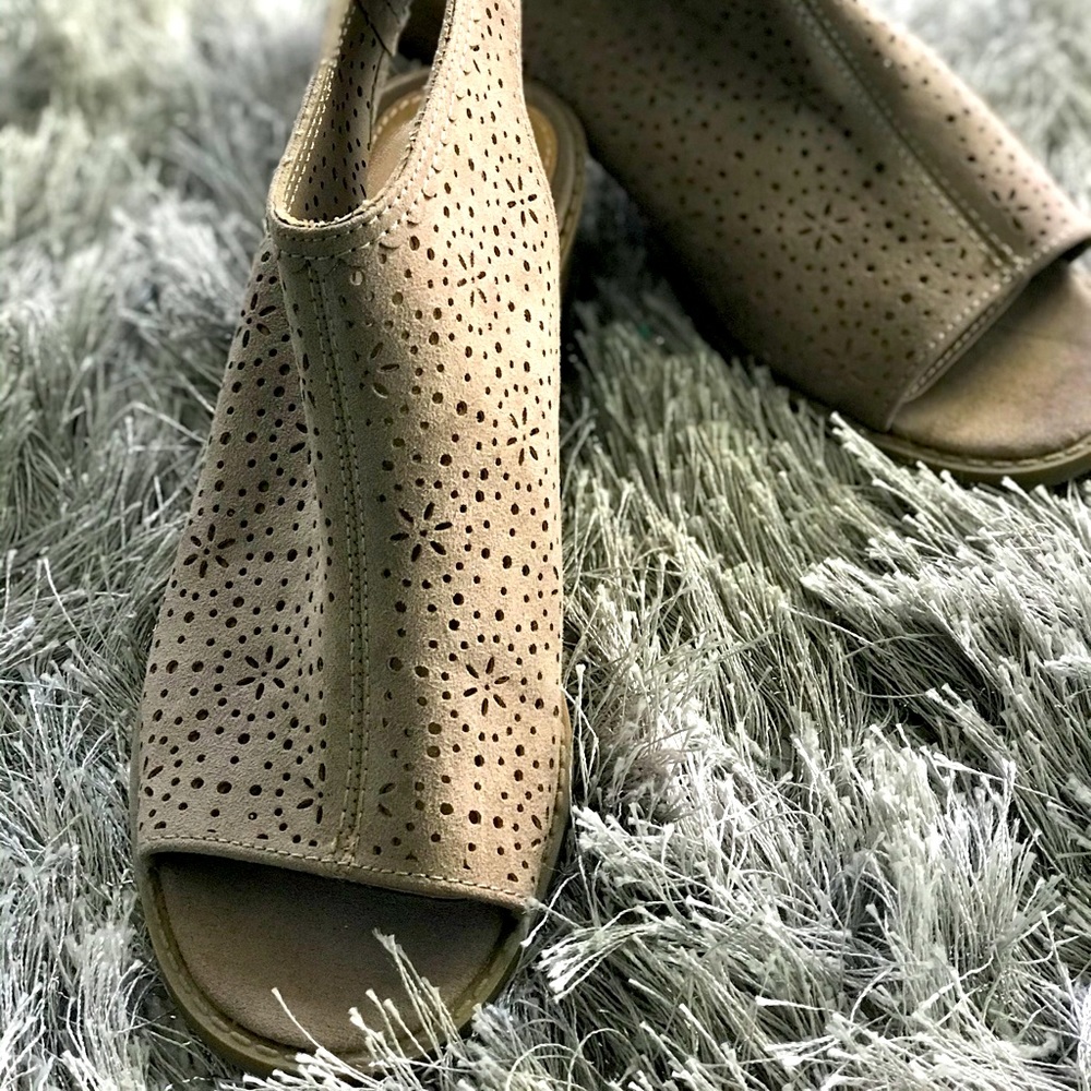 NWOT SO Star patterned sling backs 6